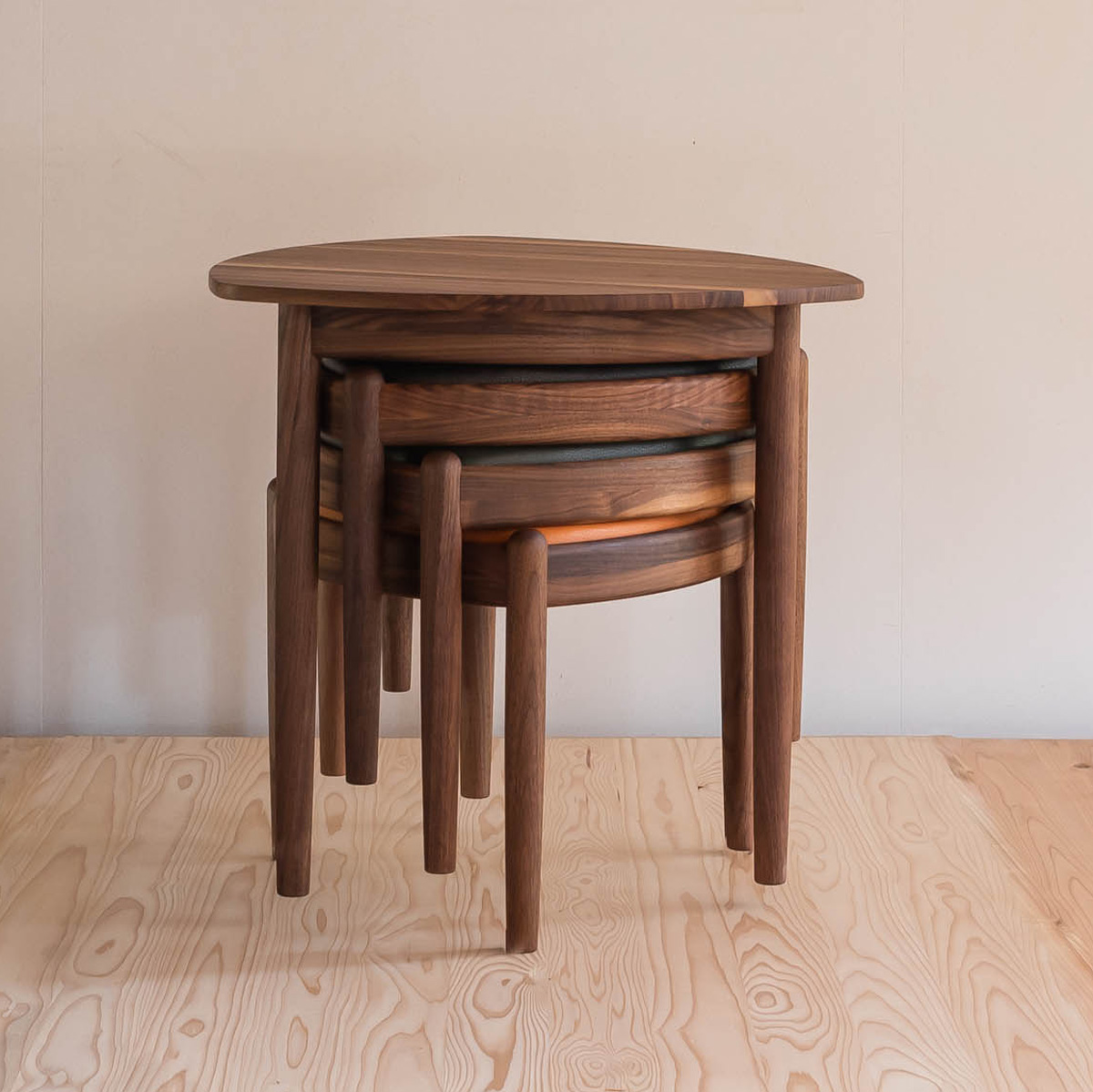 三角テーブルと三角スツール