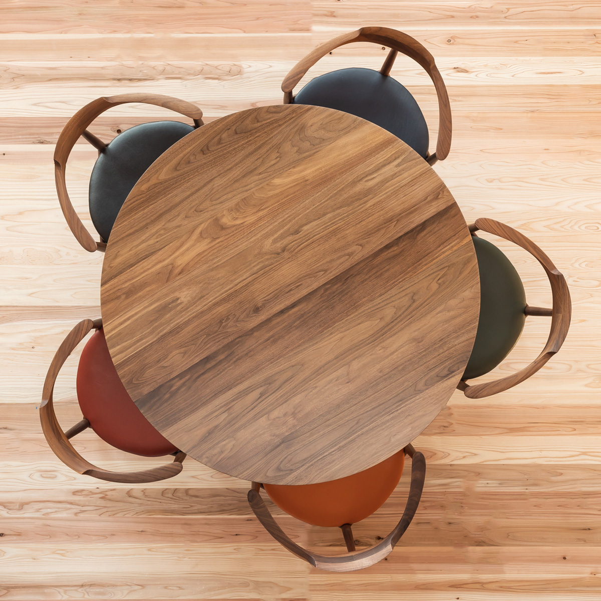 丸テーブルとコーナーチェア