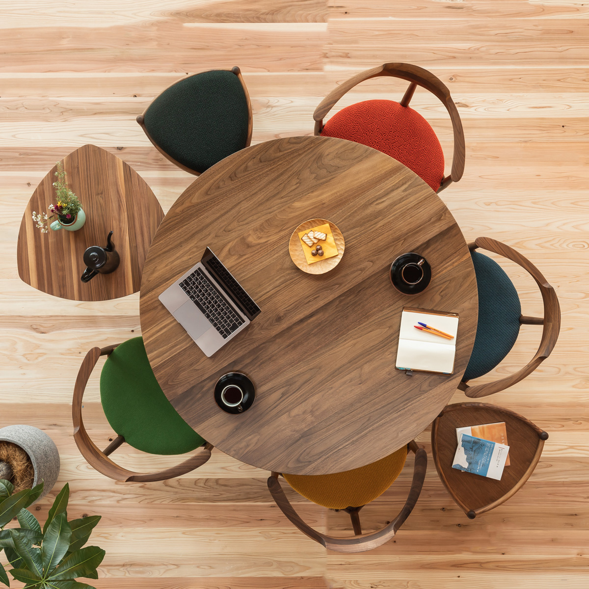 丸テーブルとコーナーチェア