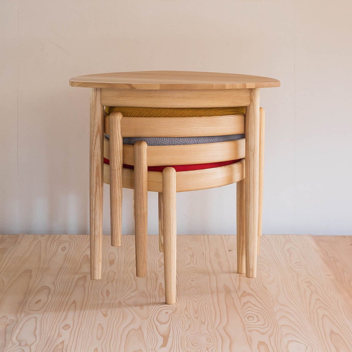 三角スツールと三角テーブル 三角スツールと三角テーブル