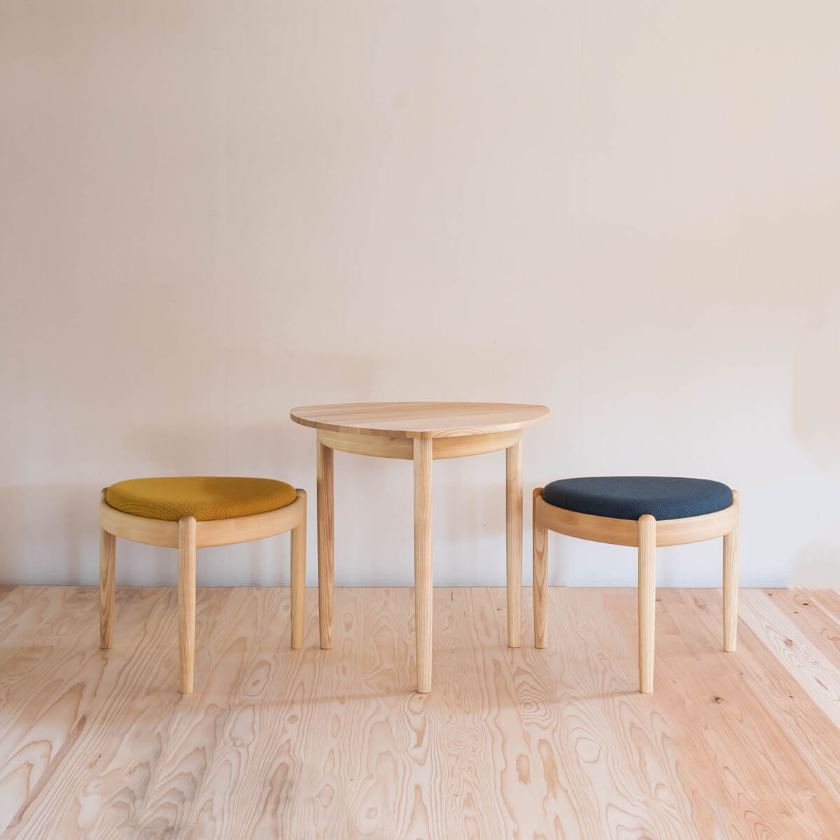 三角スツールと三角テーブル 三角スツールと三角テーブル