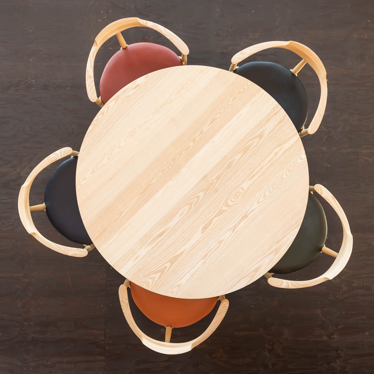 丸テーブルとコーナーチェア