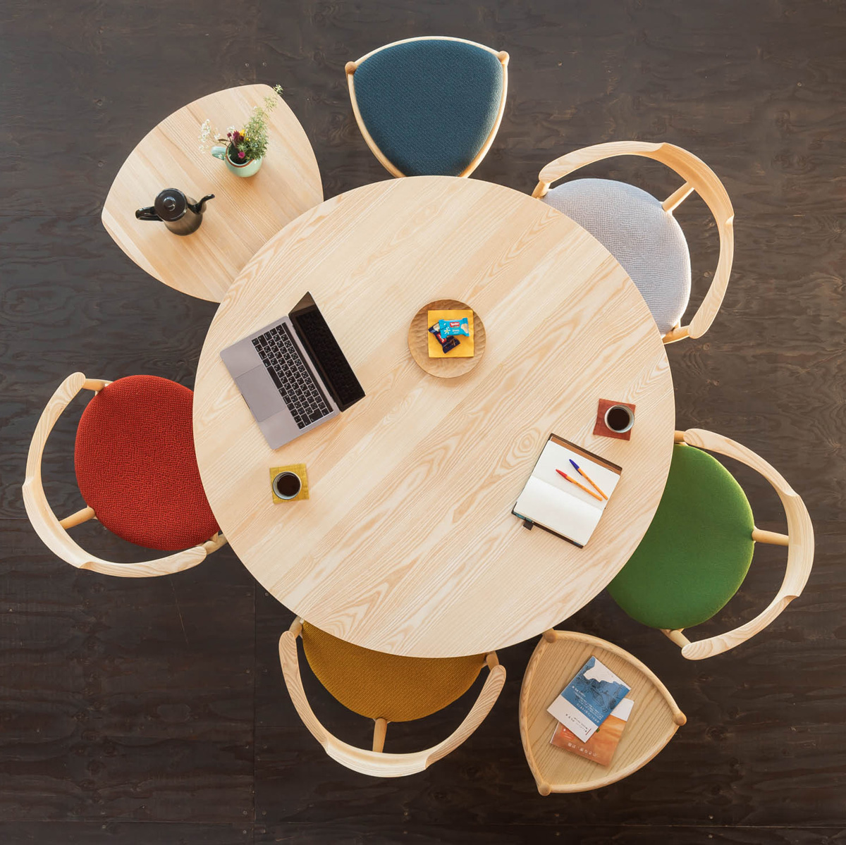 丸テーブルとコーナーチェア