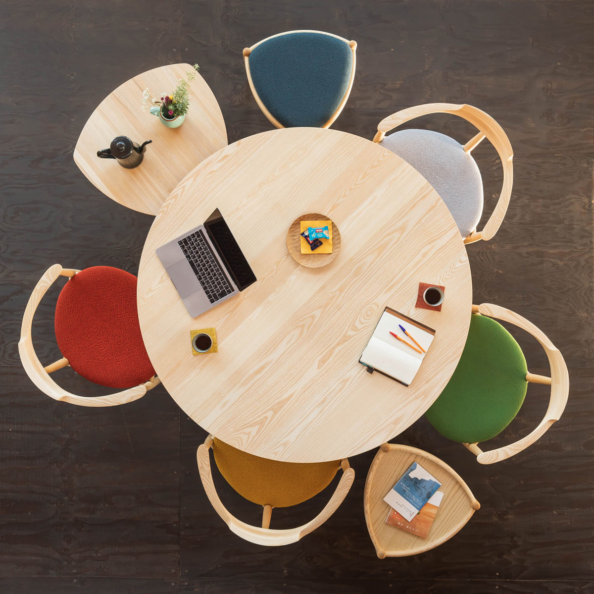 コーナーチェアと丸テーブル 丸テーブルセット