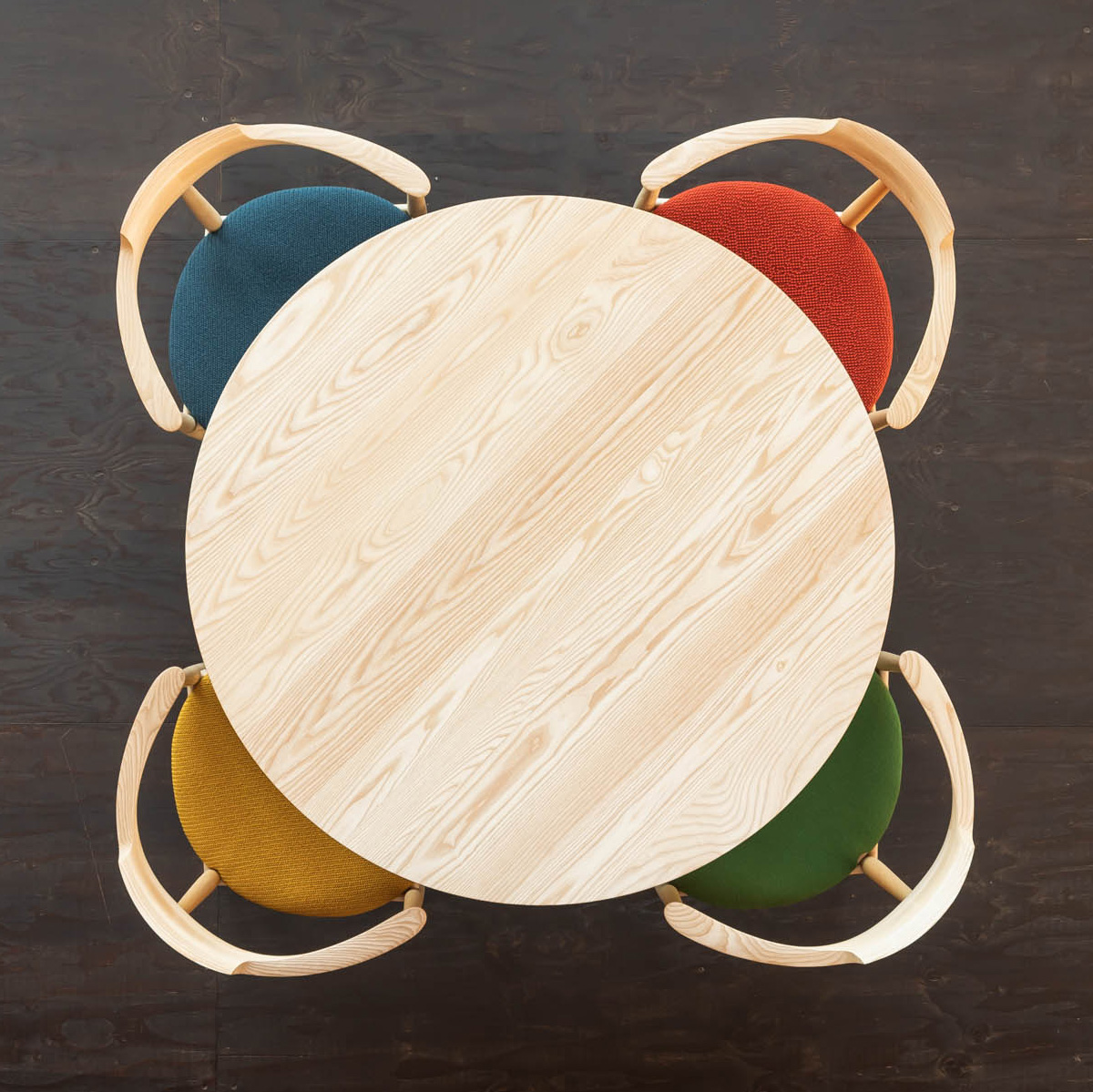 丸テーブルとコーナーチェア