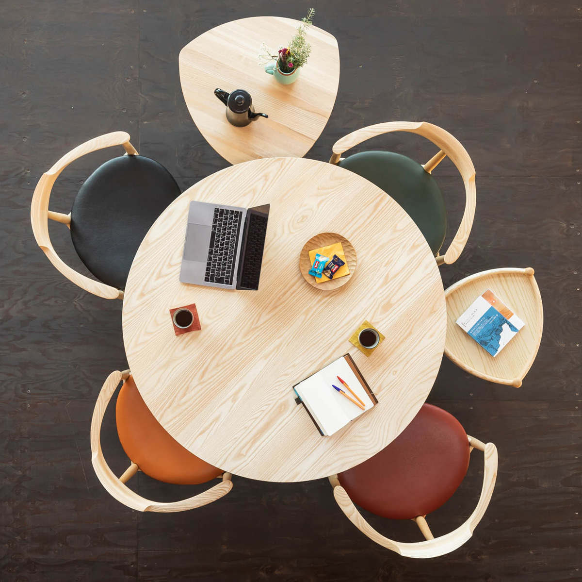 丸テーブルとコーナーチェア