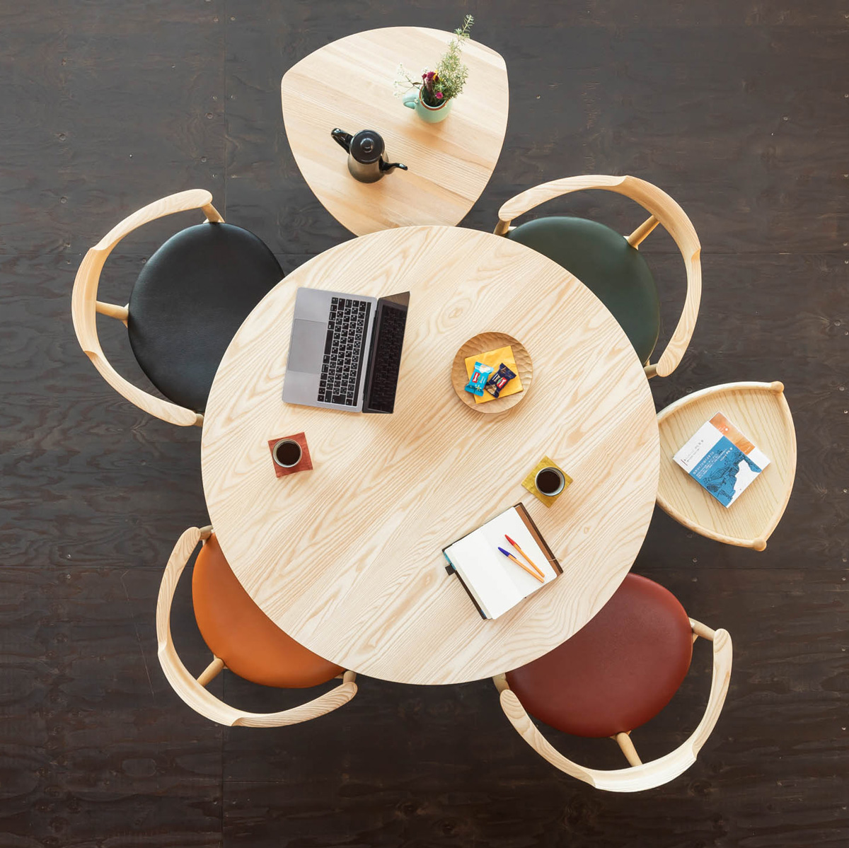 コーナーチェアと丸テーブル 丸テーブルセット